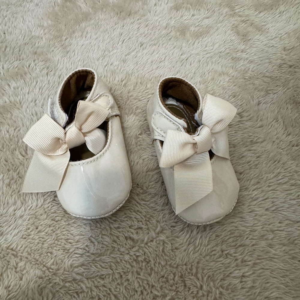 SHEIN Cream Baby Walker Shoes with Bow